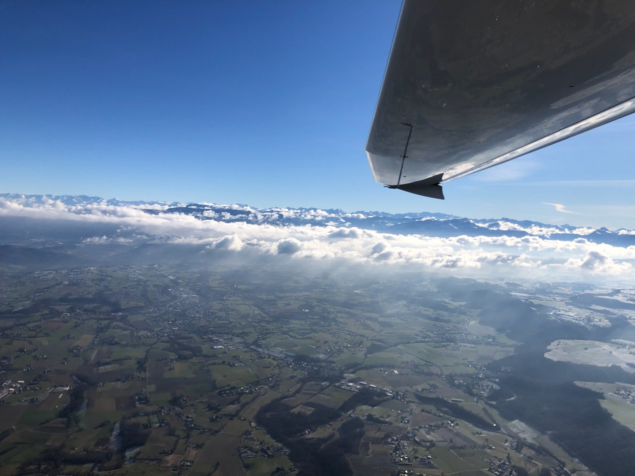 Vol en ULM au-dessus des paysages du Dauphiné. Vue sur la Grande Chartreuse.