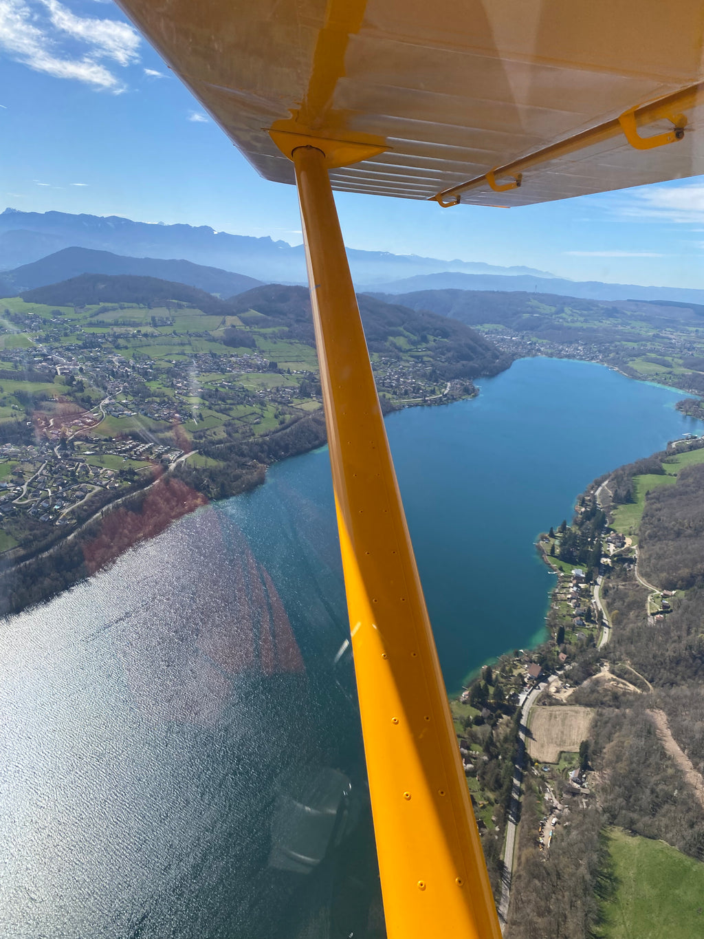 Vol en ULM au-dessus du lac de Paladru, Isère, Dauphiné.